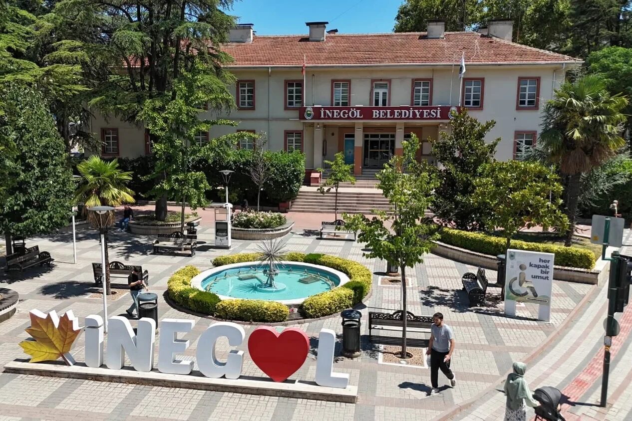 İnegöl Belediye Başkanı Alper Taban, eski belediye binasının Gençlik ve