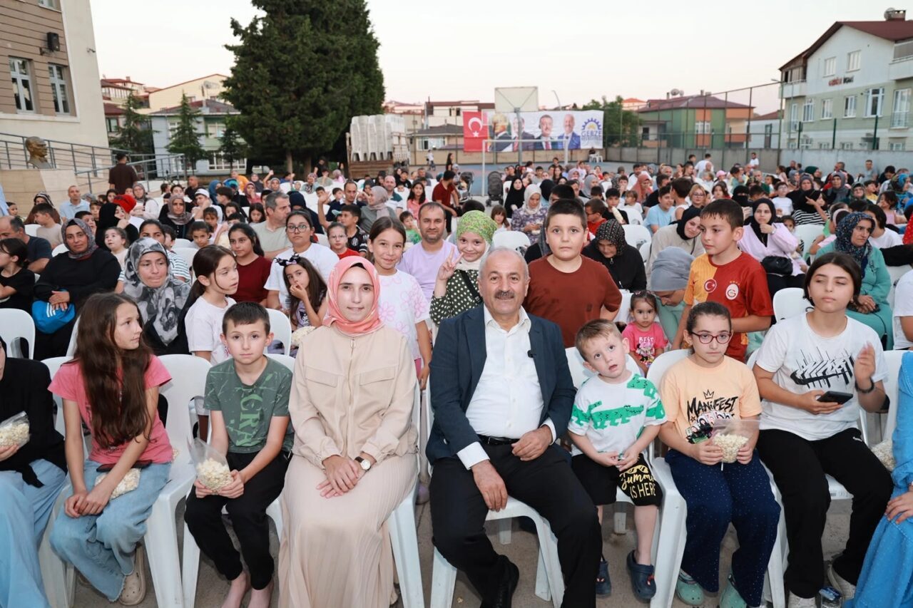 Gebze Belediyesi'nin, yaz akşamlarını renklendiren Mahallemde Sinema Var etkinliği, Beylikbağı