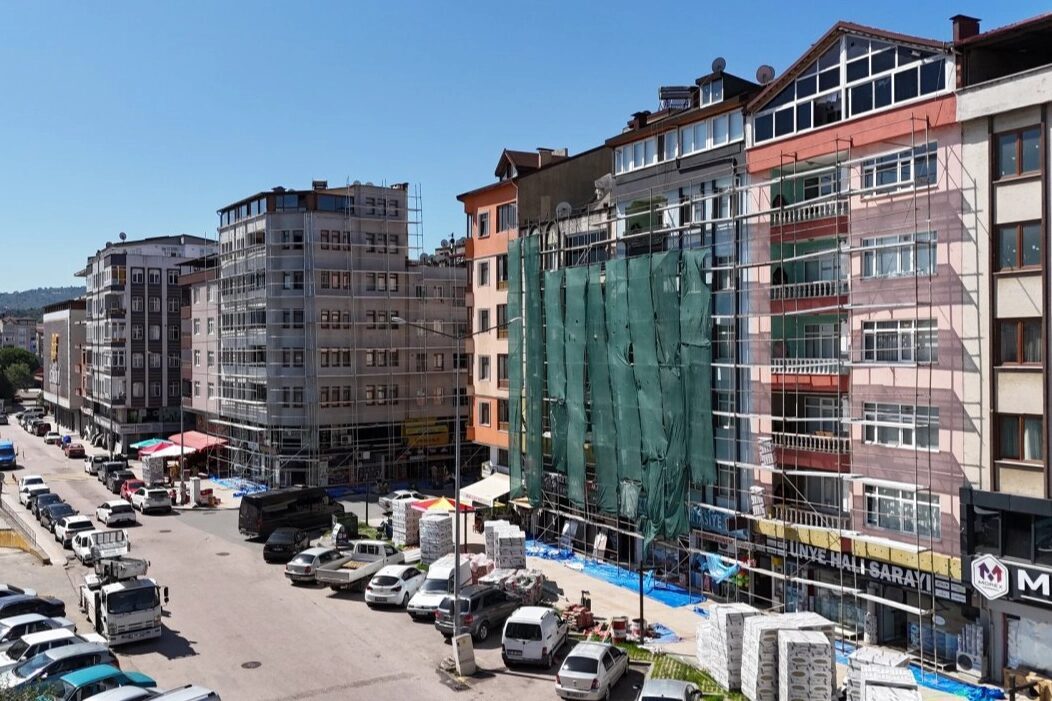 Ordu Büyükşehir Belediyesi, Başkan Güler öncülüğünde ilçelerde estetik dönüşümü sürdürüyor.
