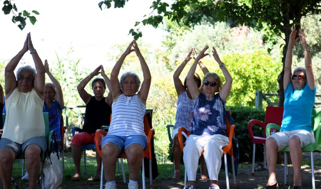 Antalya’da Muratpaşa Belediyesi’nin yaşlı evlerinde düzenlenen yoga ve fiziksel egzersiz