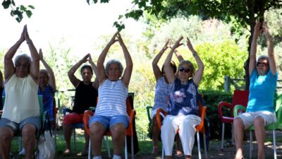 Antalya’da Muratpaşa Belediyesi’nin yaşlı evlerinde düzenlenen yoga ve fiziksel egzersiz