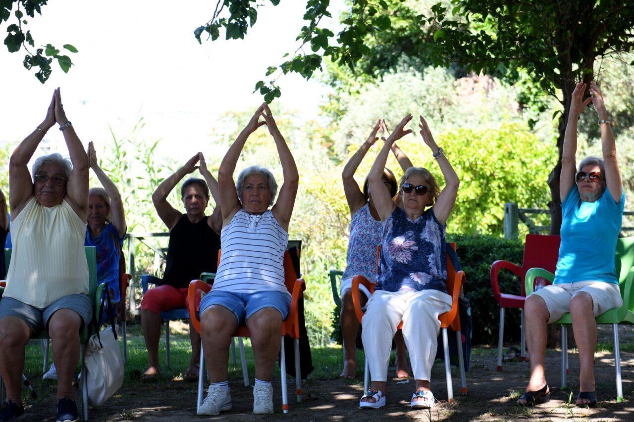 Antalya’da Muratpaşa Belediyesi’nin yaşlı evlerinde düzenlenen yoga ve fiziksel egzersiz
