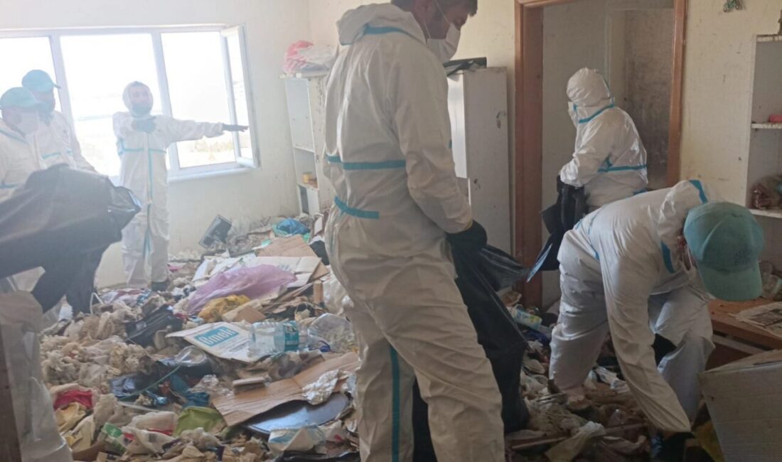 Nilüfer Belediyesi ekipleri, Balkan Mahallesi’ndeki bir evi temizledi. Evden çıkarılan