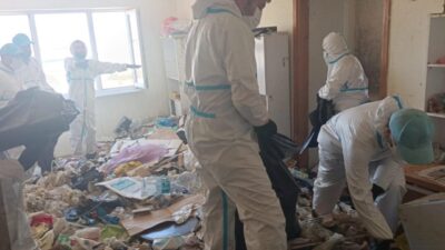 Nilüfer Belediyesi ekipleri, Balkan Mahallesi’ndeki bir evi temizledi. Evden çıkarılan