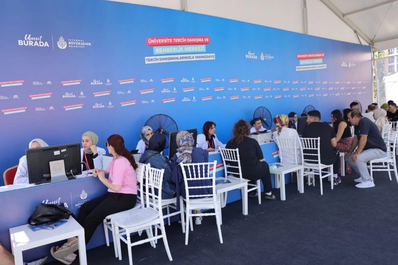 İstanbul Büyükşehir Belediyesi’nin (İBB) Yükseköğrenim Kurumları Sınavı’na (YKS) giren gençler