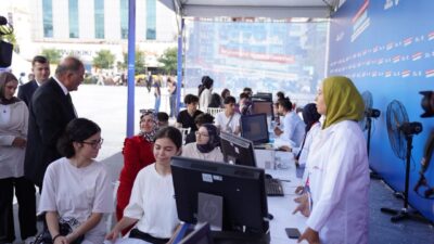 İBB Başkanvekili Nuri Aslan, Bağcılar Meydanı’na kurulan Üniversite Tercih Dayanışma