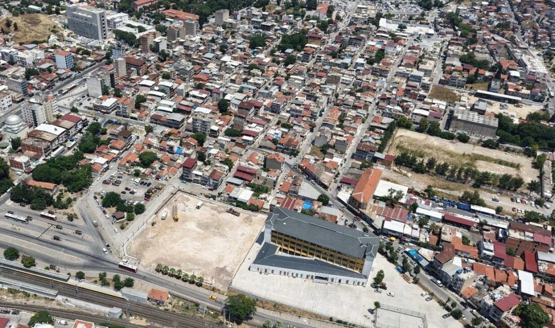 İzmir Büyükşehir Belediyesi, Karşıyaka Zübeyde Hanım Stadı'nın yapım sürecinin durduğu