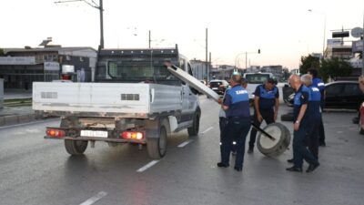 İzmir Çiğli Belediyesi Zabıta Müdürlüğü ekipleri, kent düzenini korumak, yaya