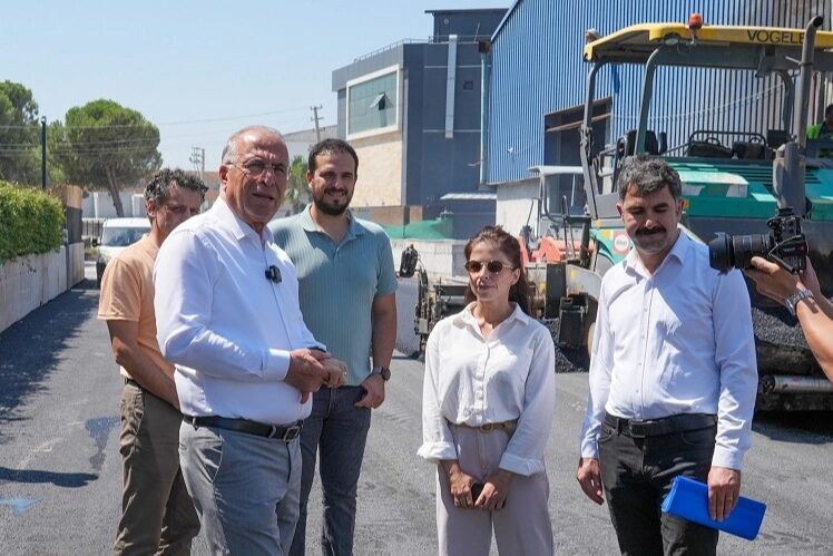 Yol onarım çalışmalarını yoğun şekilde sürdüren İzmir Gaziemir Belediyesi, asfalt