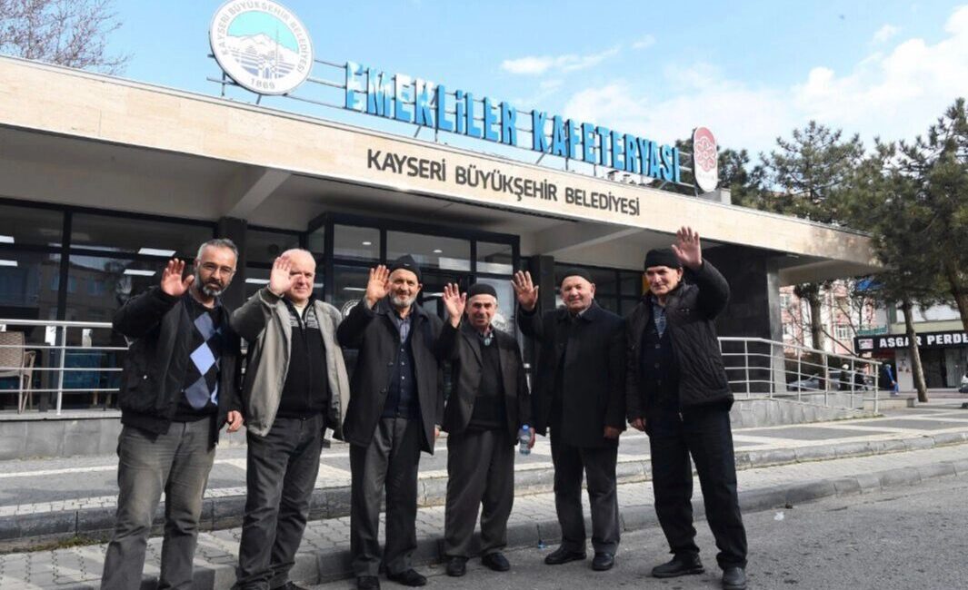 Kayseri Büyükşehir Belediyesi'nin KAYTUR A.Ş. eliyle işlettiği Emekliler Kafeteryaları, Başkan