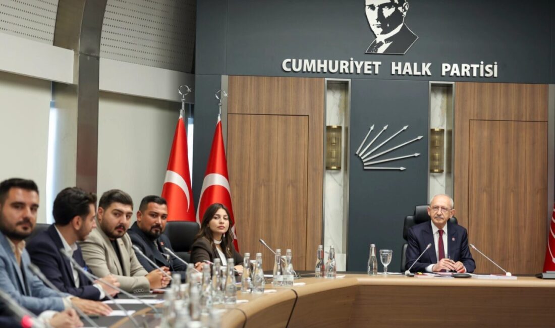 CHP Genel Başkanı Kemal Kılıçdaroğlu, göreve başlayan Gençlik Kolları Genel