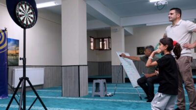 Konya'da Karatay Belediyesi tarafından yaz Kur’an Kursları’nda eğitim alan kız