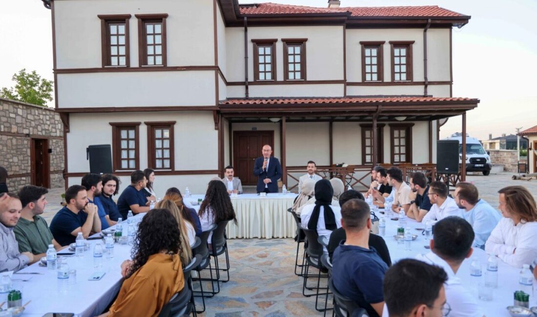 Konya'da Meram Belediye Başkanı Mustafa Kavuş, AK Parti gençliği ile