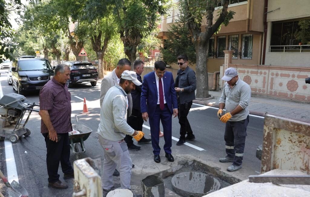 Kütahya Belediye Başkanı Eyüp Kahveci, Maltepe Mahallesi’nde yürütülen çalışmaları yerinde