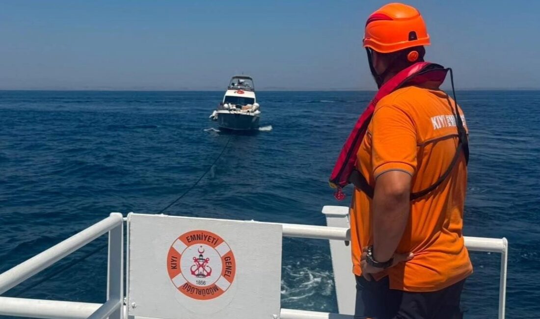 Marmara Adası açıklarında makine arızası nedeniyle sürüklenen ve içerisinde 3