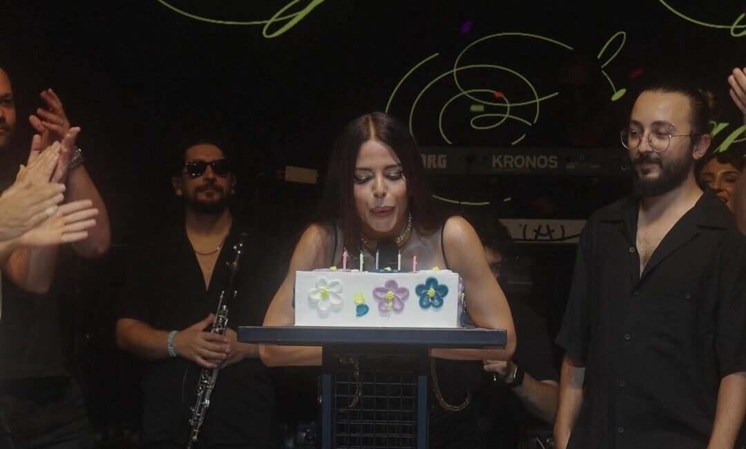 Ünlü şarkıcı Simge, Balıkesir Altınoluk Açıkhava Tiyatrosu’ndaki konserinde yeni yaşını