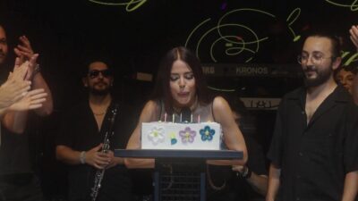 Ünlü şarkıcı Simge, Balıkesir Altınoluk Açıkhava Tiyatrosu’ndaki konserinde yeni yaşını