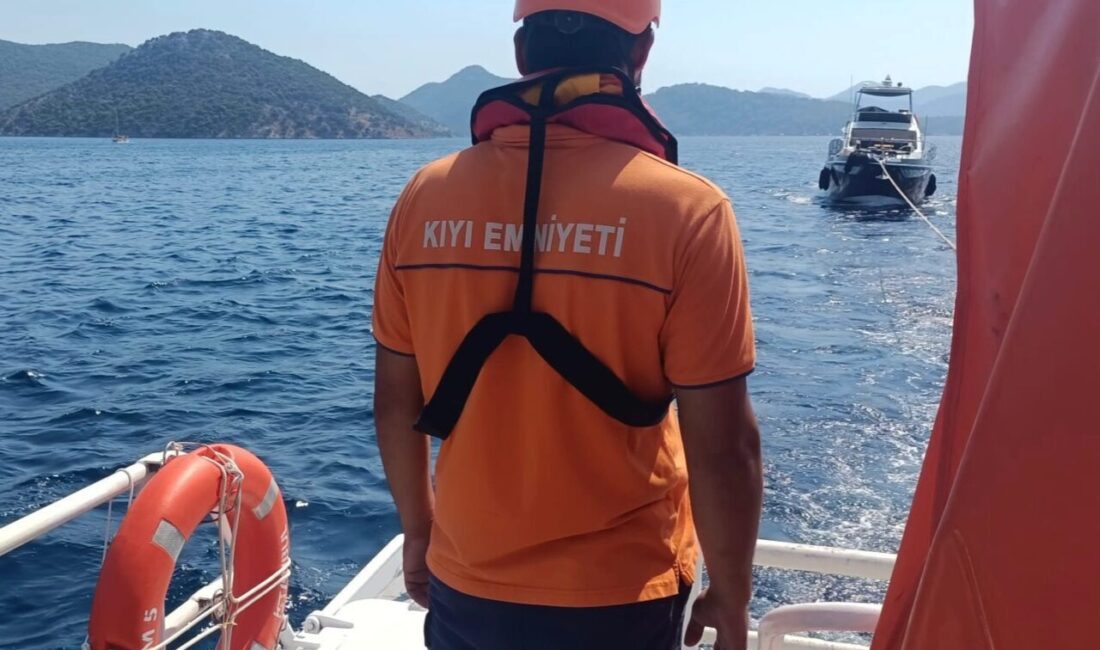 Muğla'da Tersane Adası önlerinde makine arızası yaşayan ve içinde 3
