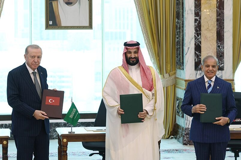 Cumhurbaşkanı Recep Tayyip Erdoğan, Pakistan Başbakanı Muhammed Şahbaz Şerif ve