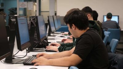 Geleceğin rekabet ortamında yalnızca akademik başarının yeterli olmayacağını belirten Prof.
