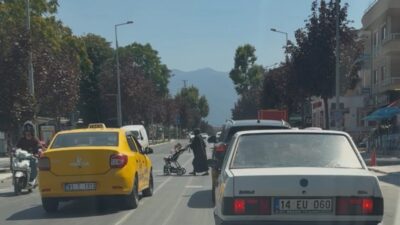 Düzce’de bir ticari taksi sürücüsünün, yaya geçidinde yayalara yol vermek