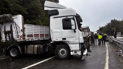 Düzce’nin Akçakoca ilçesinde seyir halindeki tırın kontrolden çıkması sonucu meydana