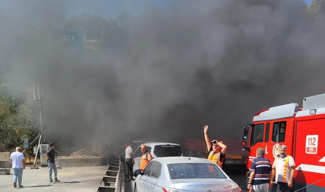 Bayraklı Tünelleri’ndeki tır yangını kısa sürede söndürüldü İzmir Büyükşehir Belediyesi İtfaiyesi ekipleri, Bayraklı Tünelleri’nin Çiğli istikametinde meydana