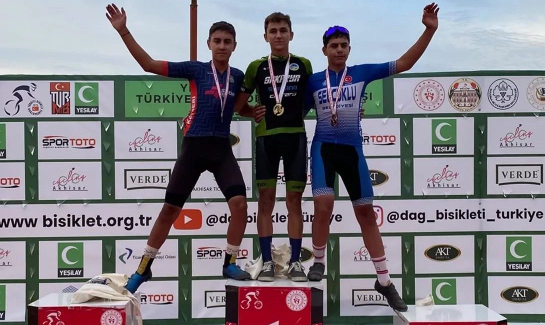 Büyükşehir’in pedalları Türkiye Şampiyonası’nda madalyaları topladı Sakarya Büyükşehir Belediyesi Spor Kulübü Bisiklet takımının genç sporcuları, Manisa’da