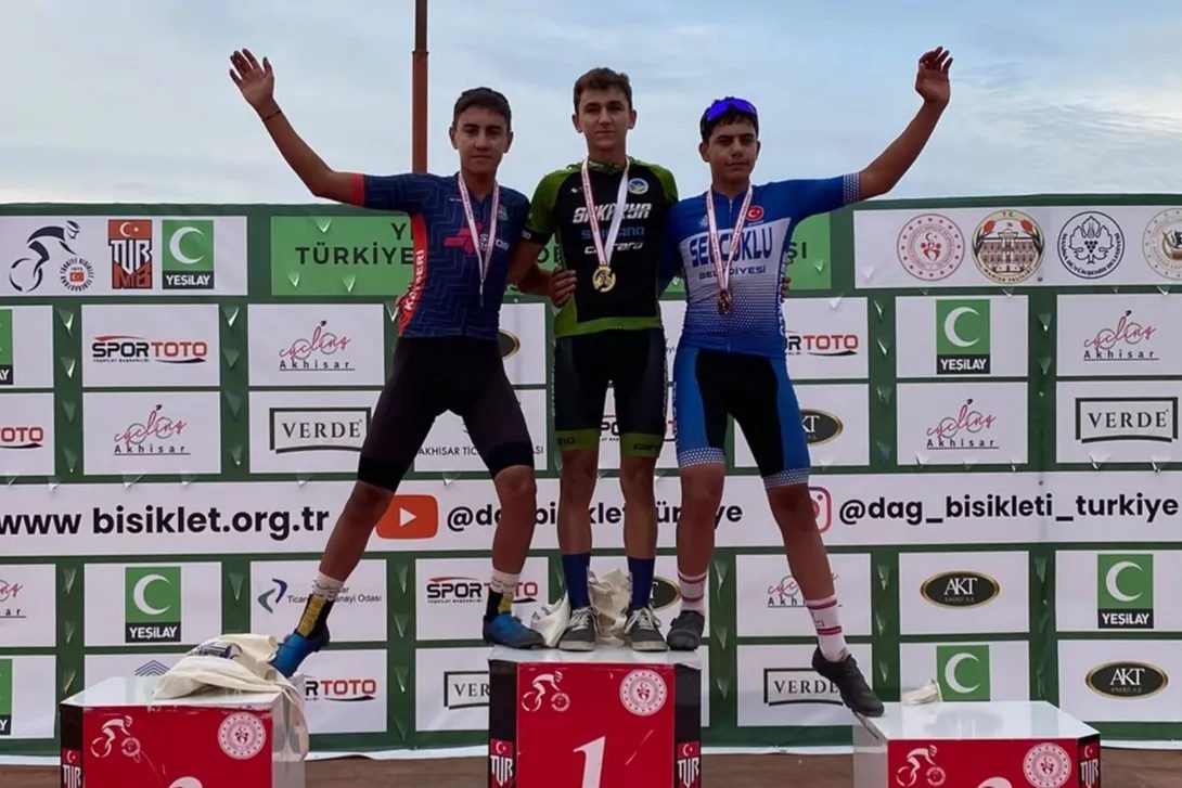 Büyükşehir’in pedalları Türkiye Şampiyonası’nda madalyaları topladı Sakarya Büyükşehir Belediyesi Spor Kulübü Bisiklet takımının genç sporcuları, Manisa’da