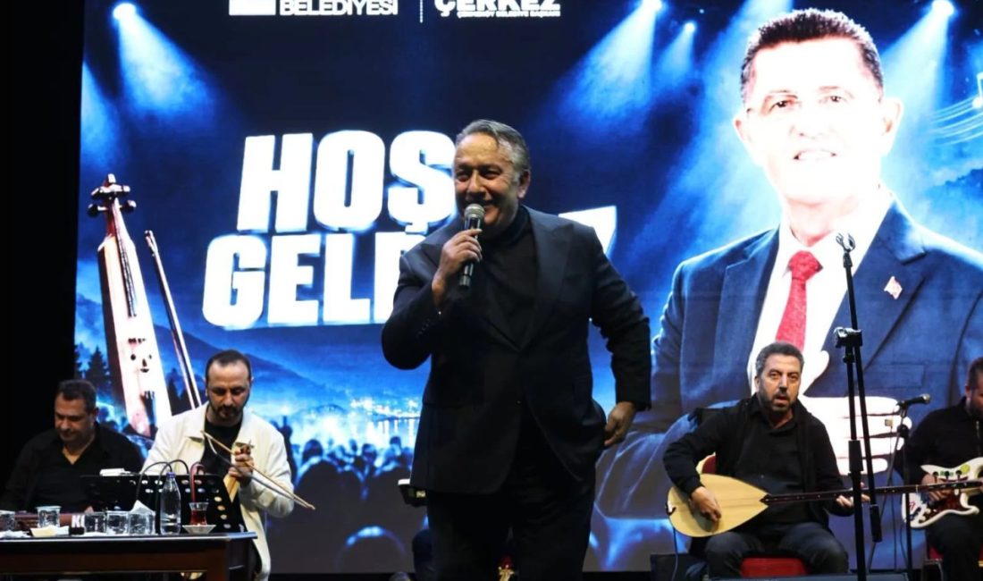 Çekmeköy’de horonlu gece… İsmail Türüt sahne aldı Karadeniz müziğinin sevilen sanatçısı İsmail Türüt, Çekmeköy Belediyesi tarafından düzenlenen