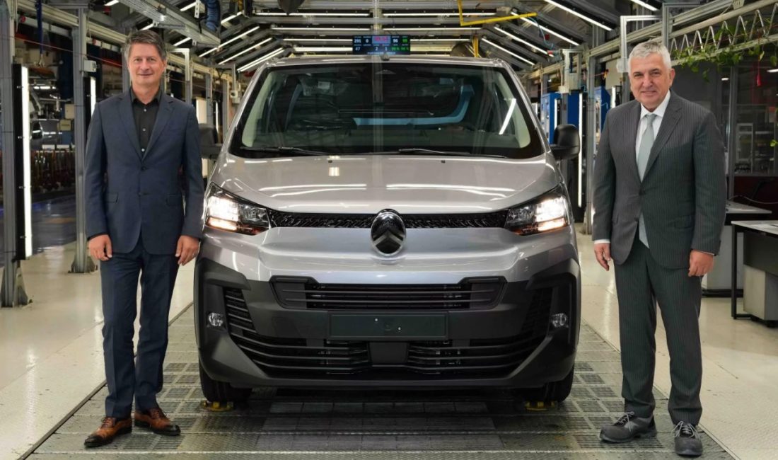 Citroën CEO’su Bursa’da… Berlingo üretimi için geri sayım Citroën CEO’su Xavier Chardon, Türkiye ziyareti kapsamında Tofaş’ın Bursa Fabrikası’nı