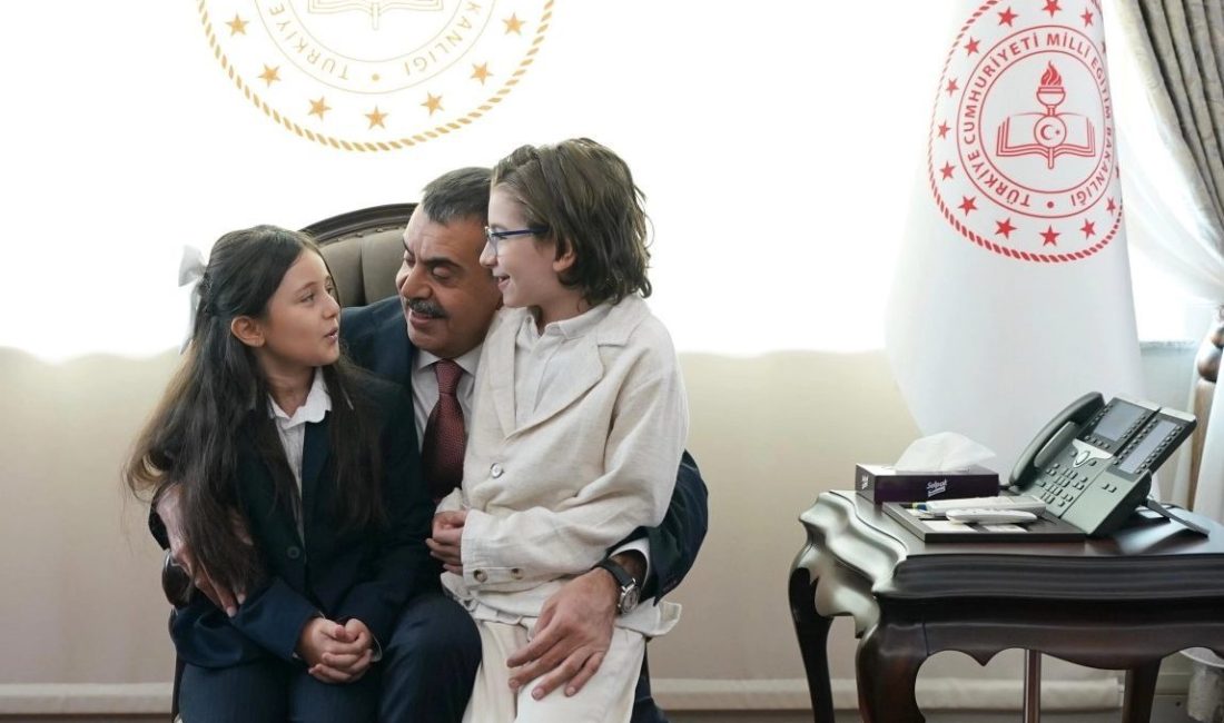 Cumhurbaşkanı Erdoğan ile şarkı söylemişlerdi… Bakan Tekin o çocukları ağırladı Millî Eğitim Bakanı Yusuf Tekin, 2026-2027 eğitim öğretim yılı açılış