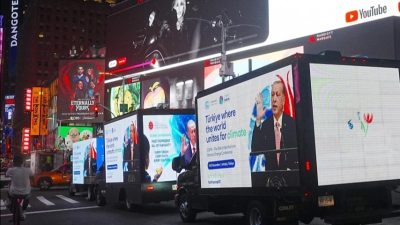 Cumhurbaşkanı Erdoğan’ın dünya barışı ve adalet mesajları Times Meydanı‘ndaki dev