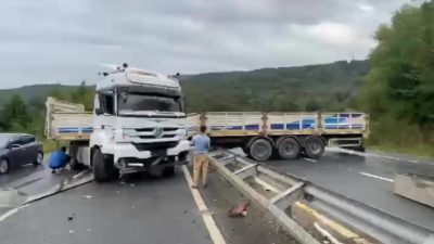 Düzce Akçakoca Şifalı Su mevkisinde yağış nedeniyle kayganlaşan yolda kontrolden