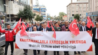 Havuzbaşı Kent Meydanı’ndan başlayan yürüyüşe gaziler, protokol üyeleri, öğrenciler ve