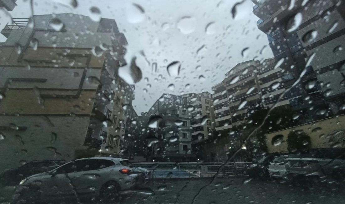 Hava sıcaklıkları düşüyor! Çok sayıda bölgede kuvvetli yağış bekleniyor Meteoroloji Genel Müdürlüğü, ülke genelinde hava sıcaklıklarının hissedilir derecede azalacağını