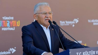 Kayseri Büyükşehir’den üniversiteli ailelere 10 bin lira destek Kayseri Büyükşehir Belediyesi, Başkan Dr. Memduh Büyükkılıç’ın talimatlarıyla üniversitede öğrencisi