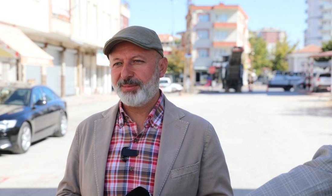 Kayseri Kocasinan’da freze aracıyla asfalt kazılıyor Sonbahar mevsimi itibarıyla asfalt, yol ve kaldırım çalışmalarını hızlandırdıklarına değinen