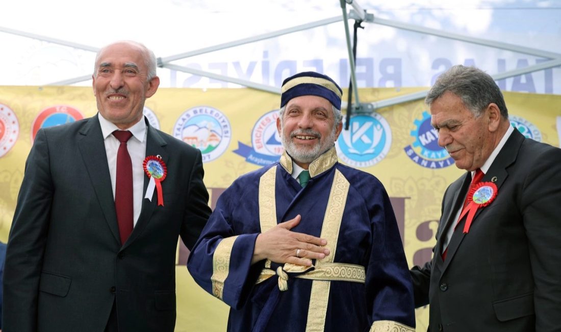 Kayseri Talas’ta Ahilik Özel Ödülü Mustafa Yalçın’ın Kayseri Talas Belediye Başkanı Mustafa Yalçın, 39. Ahilik Haftası kapsamında
