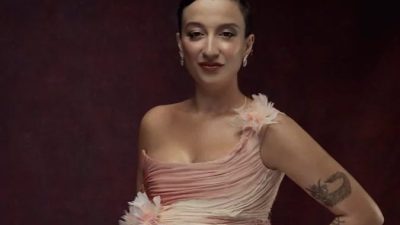 Melike Şahin ‘Ölmem Ölemem’ ile listeleri altüst etti Türk pop müziğinin özel kadın şarkı yazarı ve yorumcularından Melike
