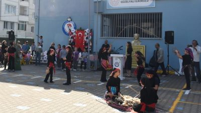 Mudanya’da İlköğretim Haftası’na renkli kutlama Mudanya’da İlköğretim Haftası, Güzelyalı İlkokulu’nda düzenlenen programla kutlandı. Şiirler, koro