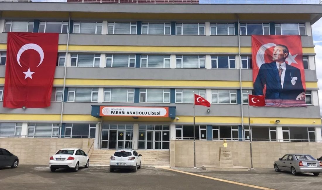 Osmaniye’de okul bahçesinde öğretmen silahlı saldırıda hayatını kaybetti! Eğitime 2 gün ara verildi Osmaniye’nin Çardak köyündeki Farabi Anadolu Lisesi’nde Türk dili ve edebiyatı