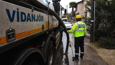 Sakarya'da şehrin özellikle kuzey bölgelerinde etkili olan ani sağanağın olumsuzluklara
