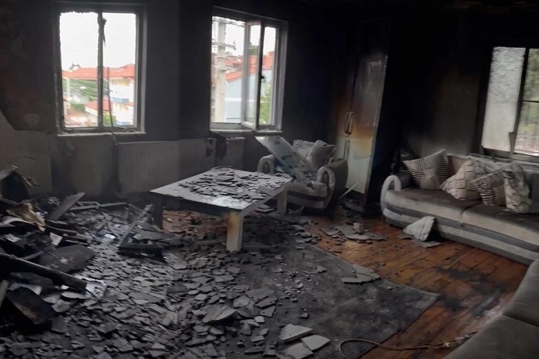 Yangında eşyaları kül olan aileye Sevgi Eli sahip çıktı Denizli Büyükşehir Belediyesi Sevgi Eli, yangında eşyaları küle dönen anne