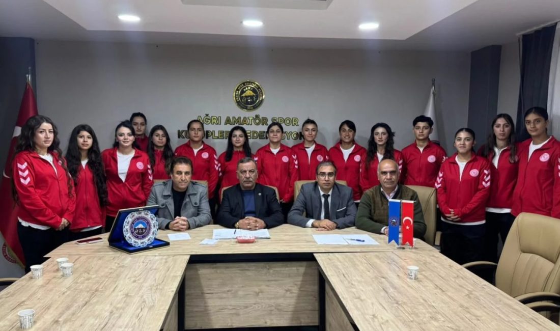 Ağrı Kadın Futbol Takımı’na kapalı saha ve deplasman desteği Ağrı Kadın Futbol Takımı’nın ASKF ziyaretinde kadın futbolunun gelişimi, tesis