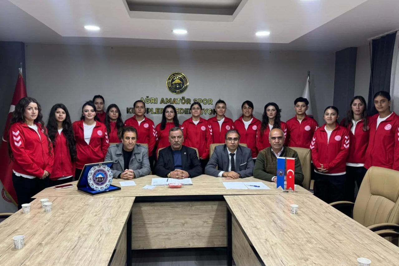 Ağrı Kadın Futbol Takımı’nın ASKF ziyaretinde kadın futbolunun gelişimi, tesis