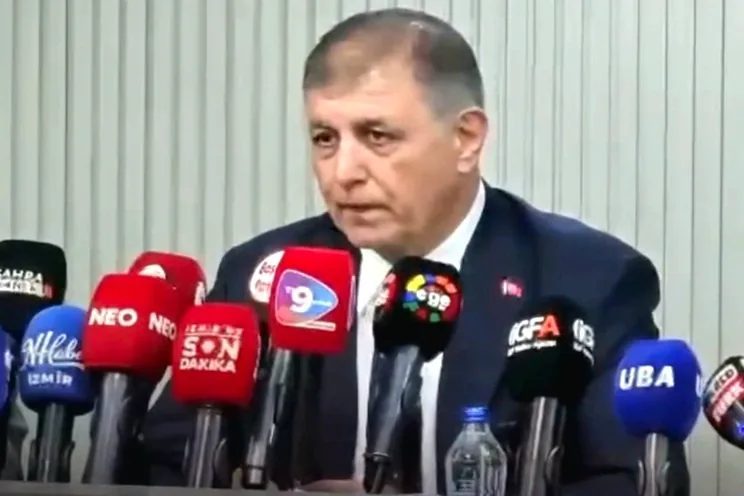 Başkan Tugay’dan esnaf buluşmasında iki önemli mesaj İzmir Büyükşehir Belediye Başkanı Dr. Cemil Tugay'ın, AK Parti'ye geçişinin
