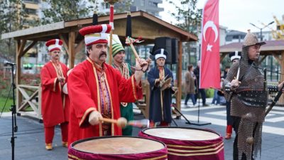 Bursa’nın fethinin 700. yılı etkinlikleri kapsamında düzenlenen ‘Mehterler Buluşması’, meydan