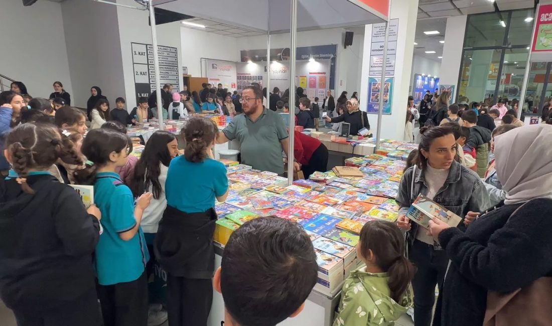 Çayırovalı kitapseverler, kitap günlerinden çok memnun Çayırova Belediyesi 7. Kitap Günleri’ni ziyaret eden Çayırovalılar, etkinlikten oldukça