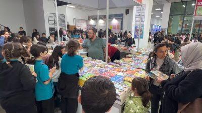 Çayırova Belediyesi 7. Kitap Günleri’ni ziyaret eden Çayırovalılar, etkinlikten oldukça